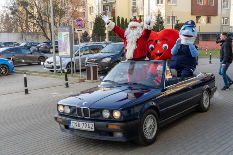 Policjanci eskortowali Świętego Mikołaja do szpitala dziecięcego