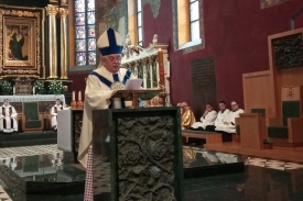 Newsweek:  Działania bydgoskiego biskupa to ucieczka od swoich problemów