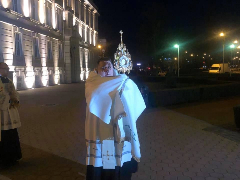 Ksiądz przeszedł z ,,Chrystusem” ulicami Bydgoszczy, papież zachęca do wspólnej modlitwy