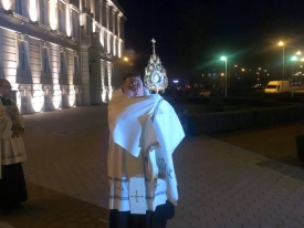 Ksiądz przeszedł z ,,Chrystusem” ulicami Bydgoszczy, papież zachęca do wspólnej modlitwy