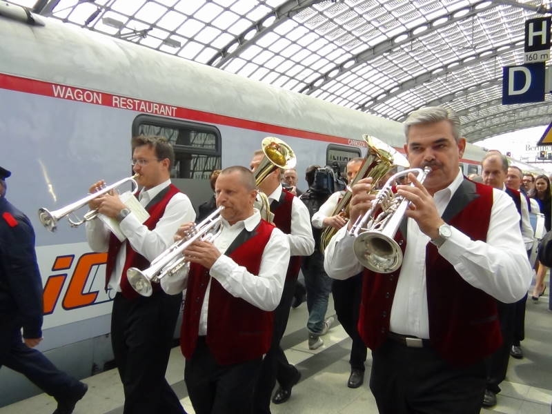 Orkiestra Deutsche Bahn wita pociąg z Gdyni