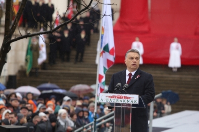 Sytuacja ciągnie PiS i Fidesz ku sobie