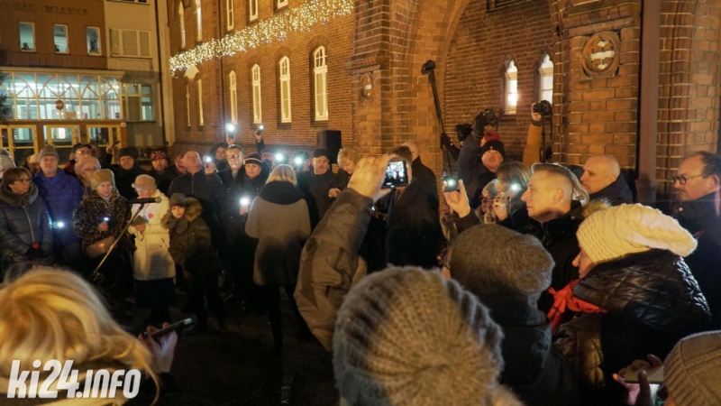 Inowrocławianie pod ratuszem oddali cześć prezydentowi Gdańska