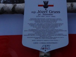 Brzozowy krzyż nad grobem mjr. Józefa Grussa