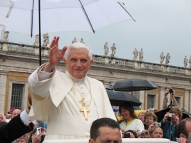 Benedykt XVI: W tej sytuacji opresji, ale przede wszystkim nadziei, wzrastał młody Karol Wojtyła