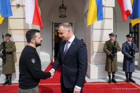 Prezydent Ukrainy w Polsce stanął i zaczął bić brawa Polakom