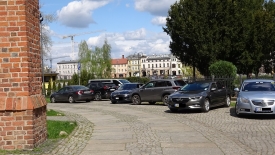 Kierowcy wojskowych limuzyn pouczeni za parkowanie przed Katedrą