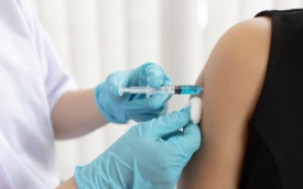 Tempo szczepień spadło o kilkadziesiąt procent (raport szczegółowy)