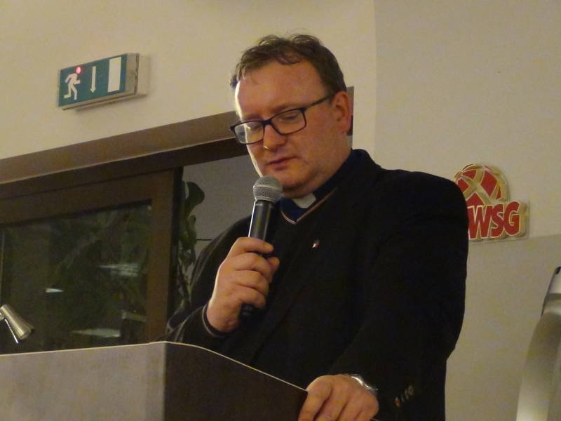 Ksiądz Wąsowicz pokazuje jak zmienia się ruch kibicowski w Polsce