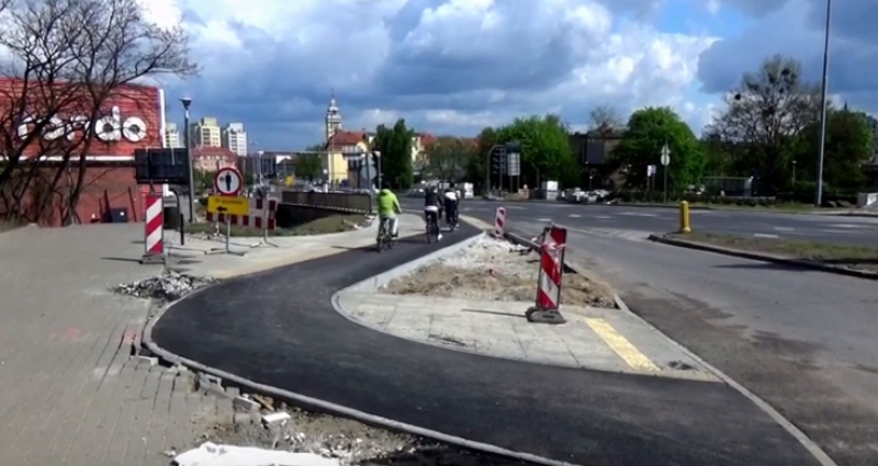 Na Kruszwickiej niektórzy rowerzyści korzystają już z nowej infrastruktury. Na Focha prace ruszą za kilka tygodni