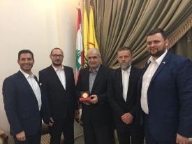 Bydgoscy politycy przyjmują medal od Hezbollahu