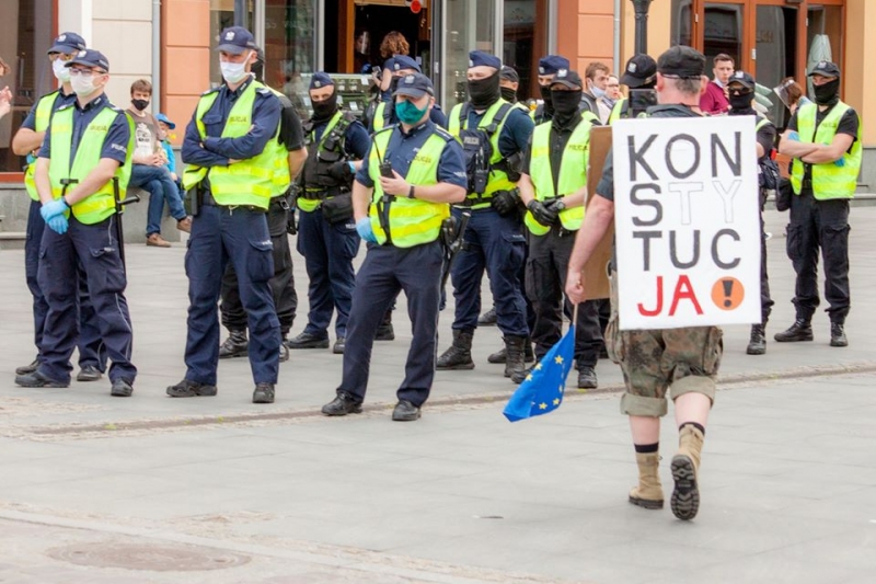 Kilka osób świętowało Dzień Europy, pilnowało ich kilkudziesięciu policjantów