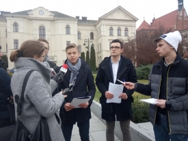 Młodzi Demokraci oferują ojcu Rydzykowi podwózkę na terenie Bydgoszczy