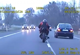 Motocyklista zaczął uciekać przed policjantami. Rozpoczął się niebezpieczny pościg (nagranie)