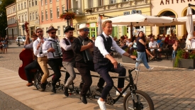 Muzycy na rowerze zrobili na Starym Rynku furorę