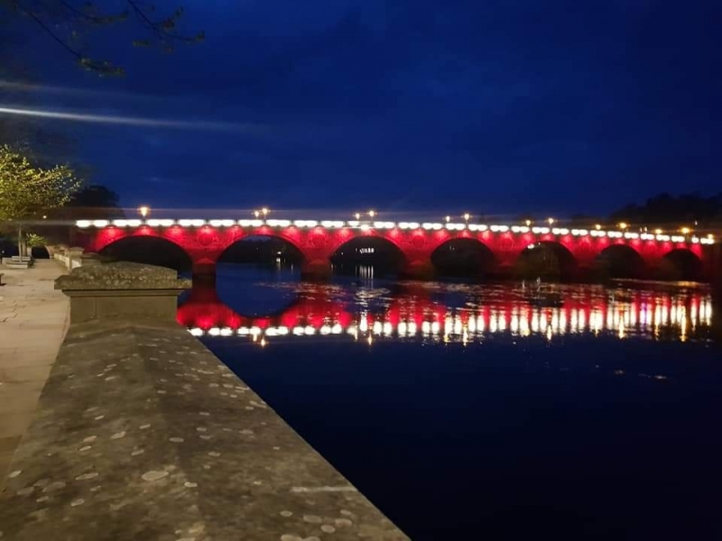 Tay Bridge w szkockim Perth w biało-czerwonej iluminacji