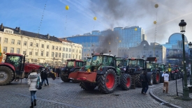 Przegląd zagraniczny: Rolnicy w całej Europie protestują.  Siedziba Parlamentu Europejskiego obrzucona jajkami