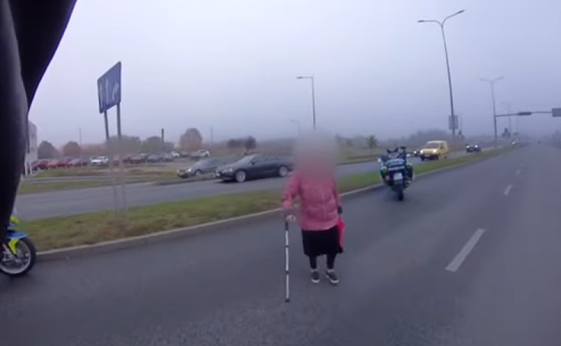 Starsza kobieta o kuli przechodziła przez czteropasmową ulicę. Pomogli jej policjanci