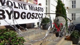 Drutem kolczastym zablokowali wejście do Urzędu Wojewódzkiego
