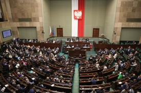 Sejm wycofuje się z kontrowersyjnej ustawy o IPN. Poseł blokuje mównice (wideo)