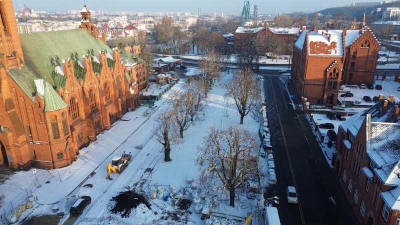 Plac Kościelckich prezentuje się malowniczo zimową aurą