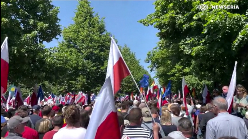 Młodzi Polacy niespecjalnie rozumieją o co chodzi w sporze politycznym, dlatego nie chodzą na marsze polityczne