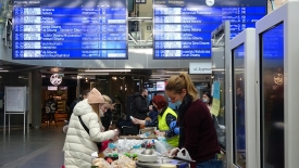 Przez bydgoski dworzec przewija się już mniej uchodźców, ale wolontariusze nadal pomagają